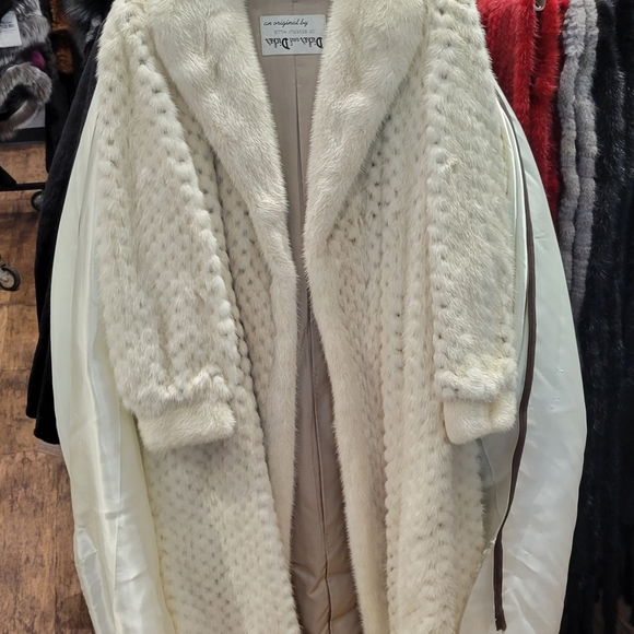 Mink coat Dicker and Dicker of Beverly Hills - Picture 2 of 7